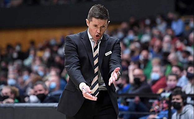 Jaka Lakovic exigiendo a los suyos más mordiente en el rebote durante un partido de Liga Endesa. 
