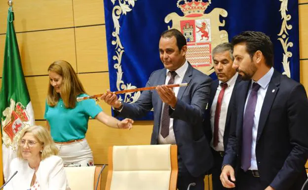García entrega el bastón de mando a Acosta el 7 de julio de 2019. tras la moción de censura. 