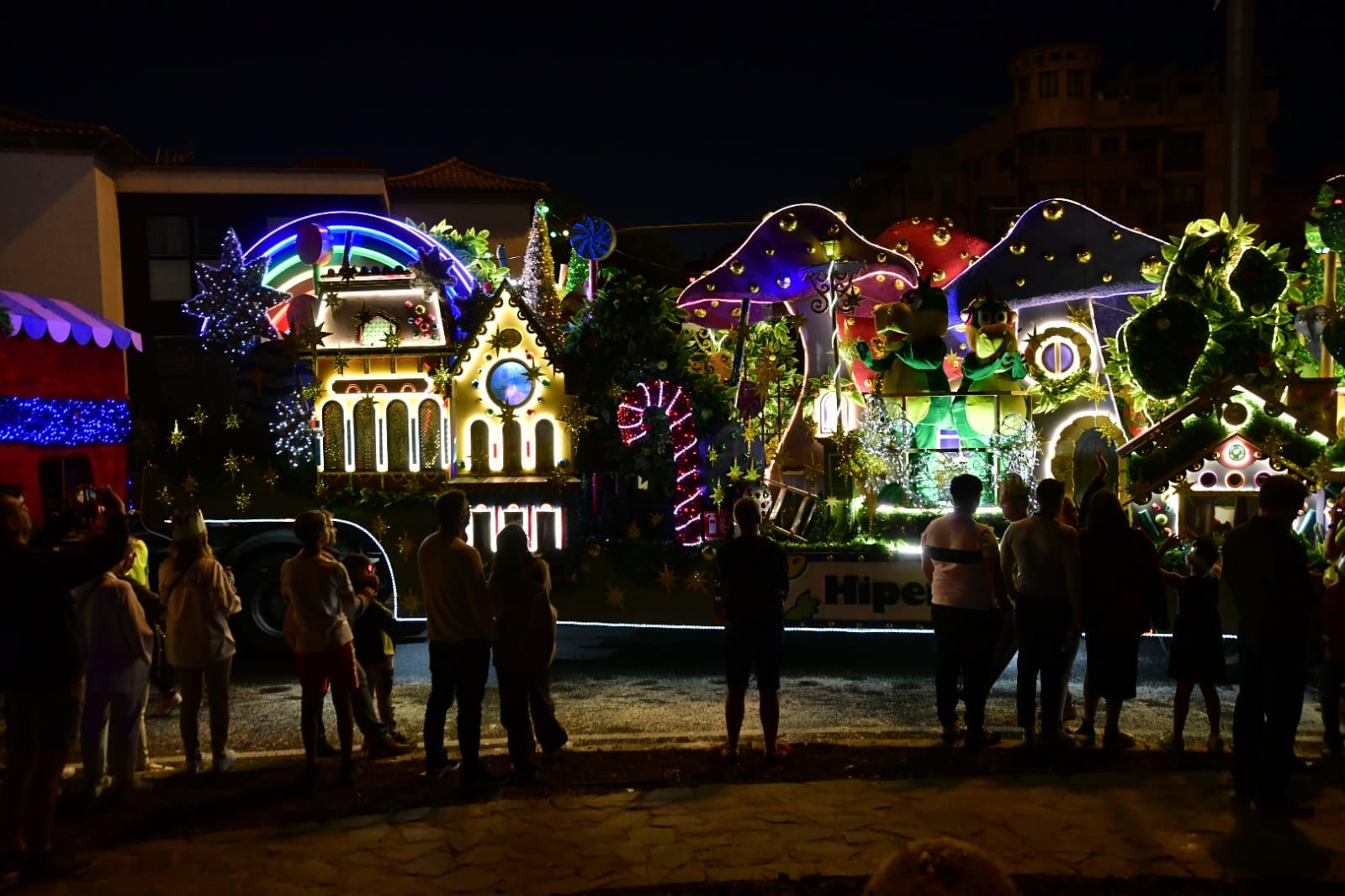 Los niños esperan con ilusión el inicio de la cabalgata de Reyes en la capital grancanaria