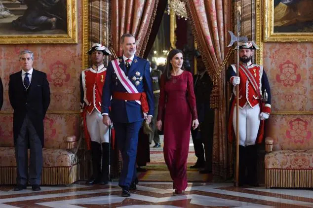 El Rey Felipe VI y la Reina Letizia, a su llegada a la celebración de la Pascua Militar en el Palacio Real.