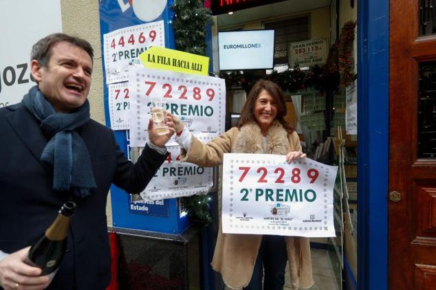 Maite Pérez, de la Administración Nº 2 El Pilar, en la calle de Alfonso de Zaragoza, brinda con un amigo mientras celebra el haber vendido décimos del 72.289, agraciado con el segundo premio de la Lotería de El Niño.