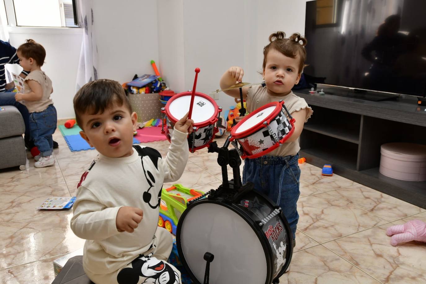Imagen principal - Imágenes de la familia grancanaria de Arinaga abriendo sus regalos. 