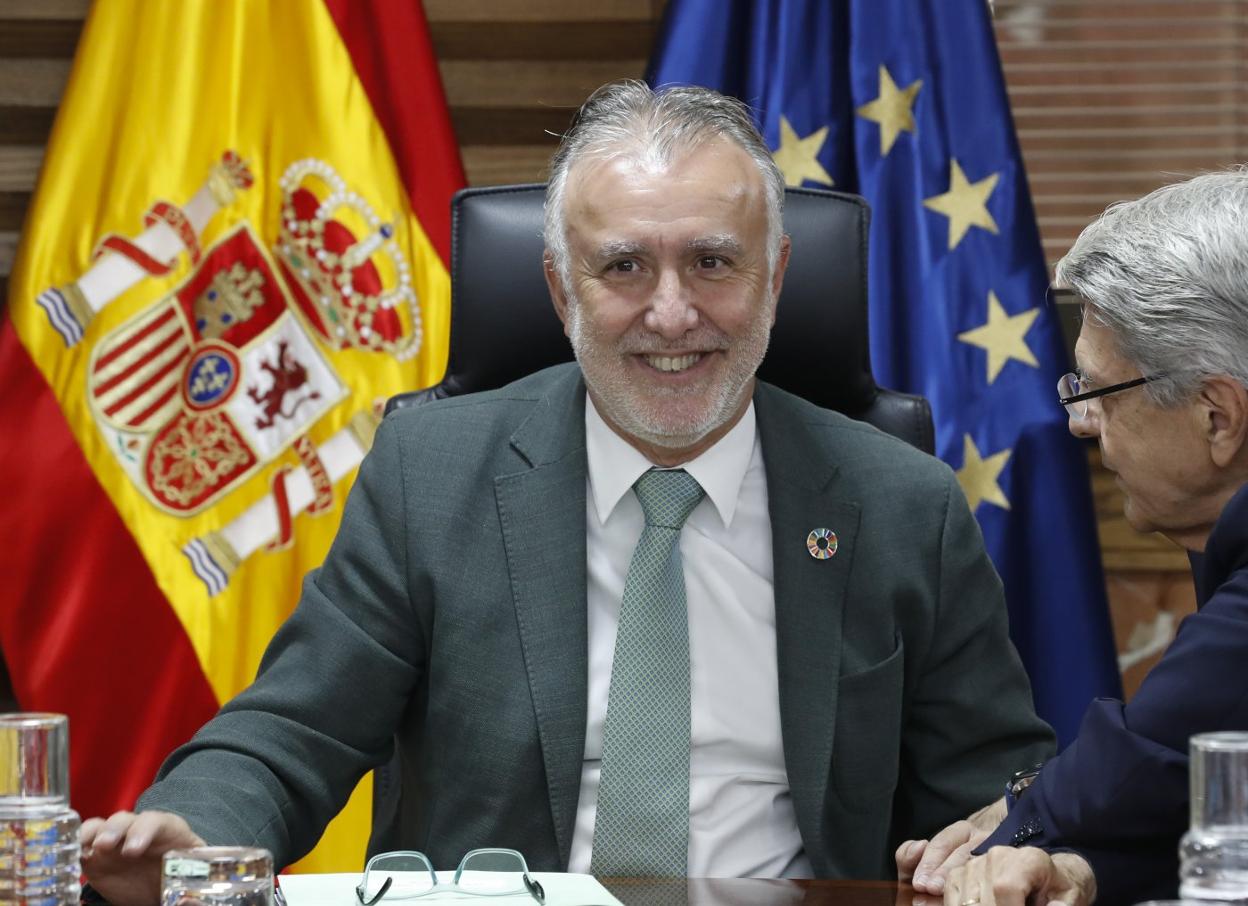 El presidente del Gobierno, Ángel Víctor Torres, con el consejero de Administraciones Públicas, Julio Pérez. 