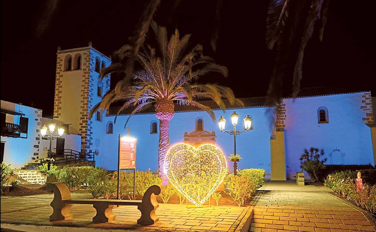 Luces de Navidad en forma de corazón en la plaza de la iglesia de Betancuria. 