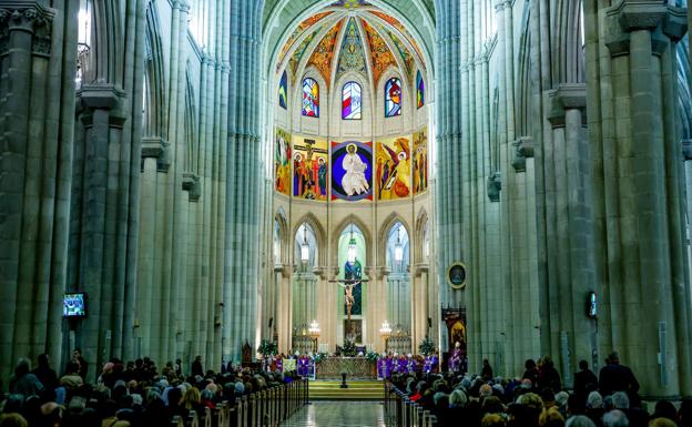 Interior de la catedral de Almudena en Madrid durante la misa funeral celebrada este sábado por el papa emérito.