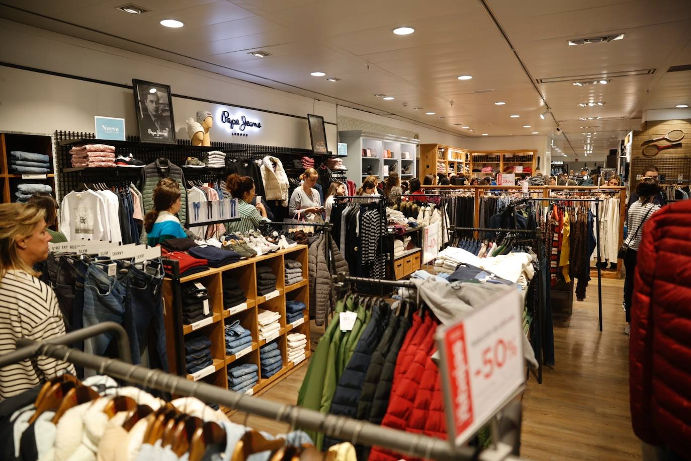 Imagen de la zona comercial de Mesa y López esta mañana. 