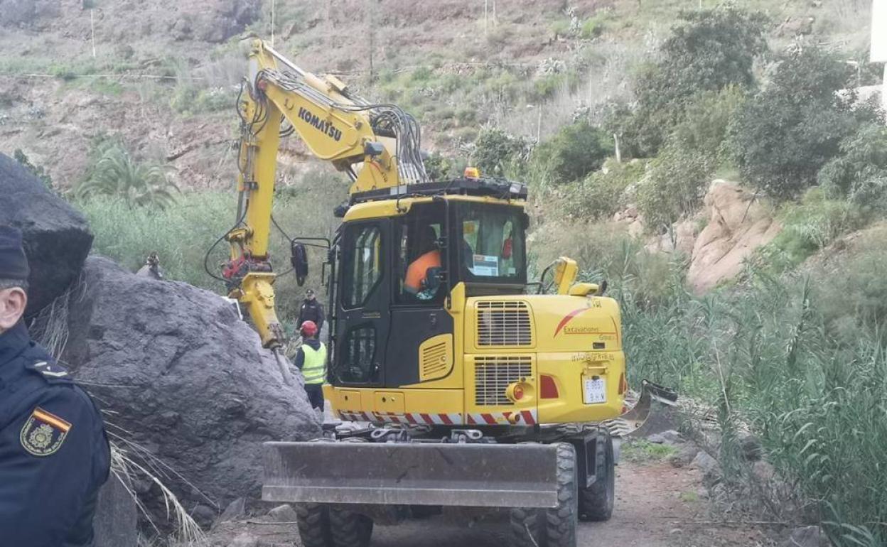 Maquinaria pesada picando risco para la apertura de pistas de acceso a las obras de Salto de Chira. 