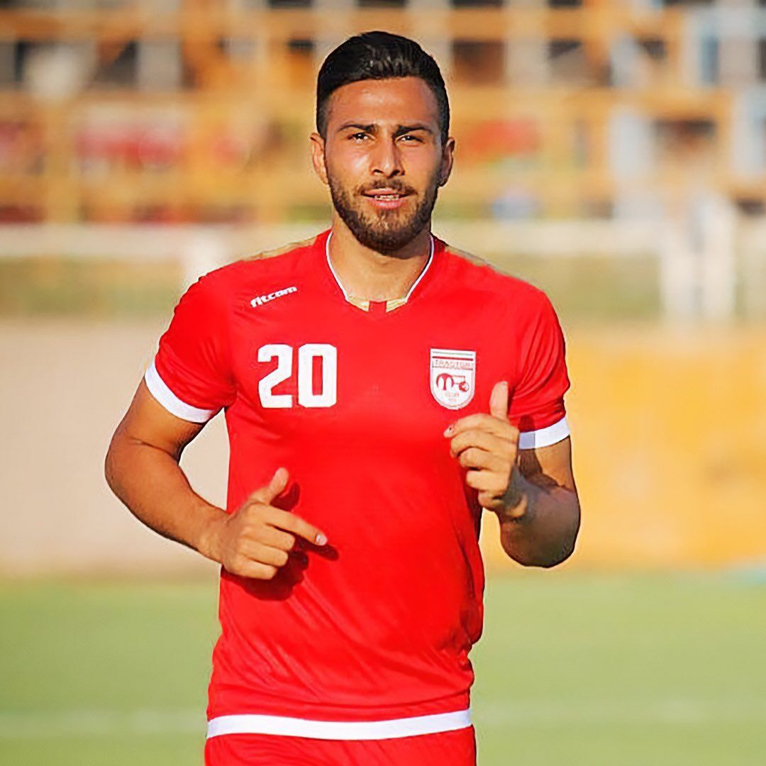 El futbolista iraní Azadani logra esquivar la horca