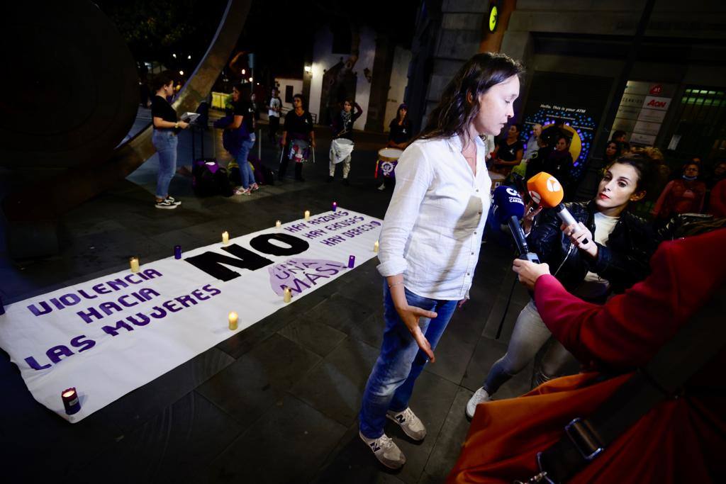 Fotos: Concentración de la Red Feminista de Gran Canaria en repulsa por el asesinato machista en Tenerife