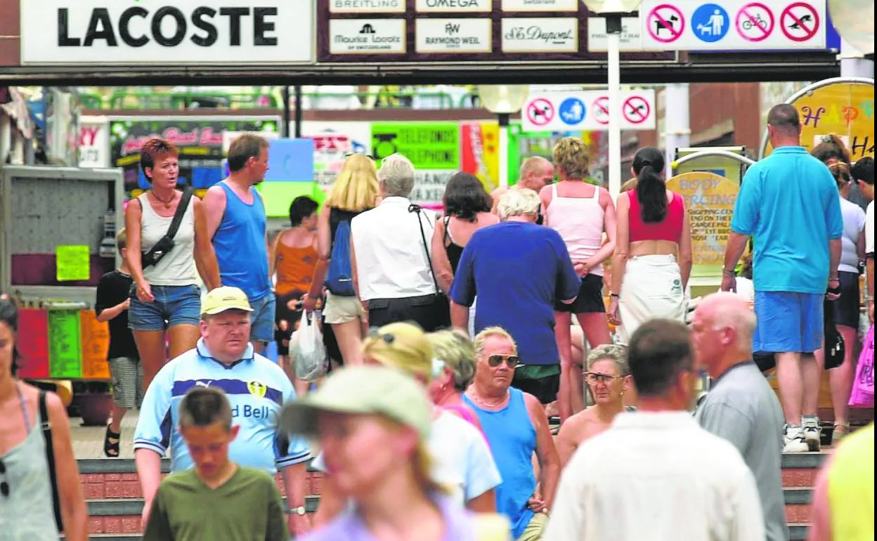 Turistas, de compras en una zona comercial del sur de Gran Canaria.