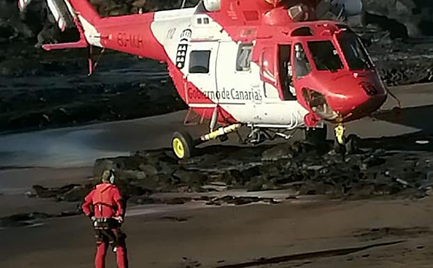 Helicóptero del GES en la costa de Arucas tras el rescate