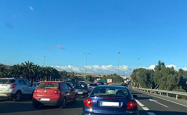 Acaba la Navidad, pero la cola sigue en la GC-1