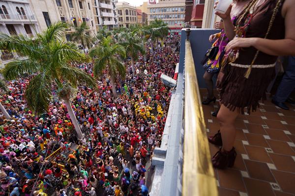 Carnaval 2023: Santa Cruz multará con 750 euros orinar o escupir en la calle
