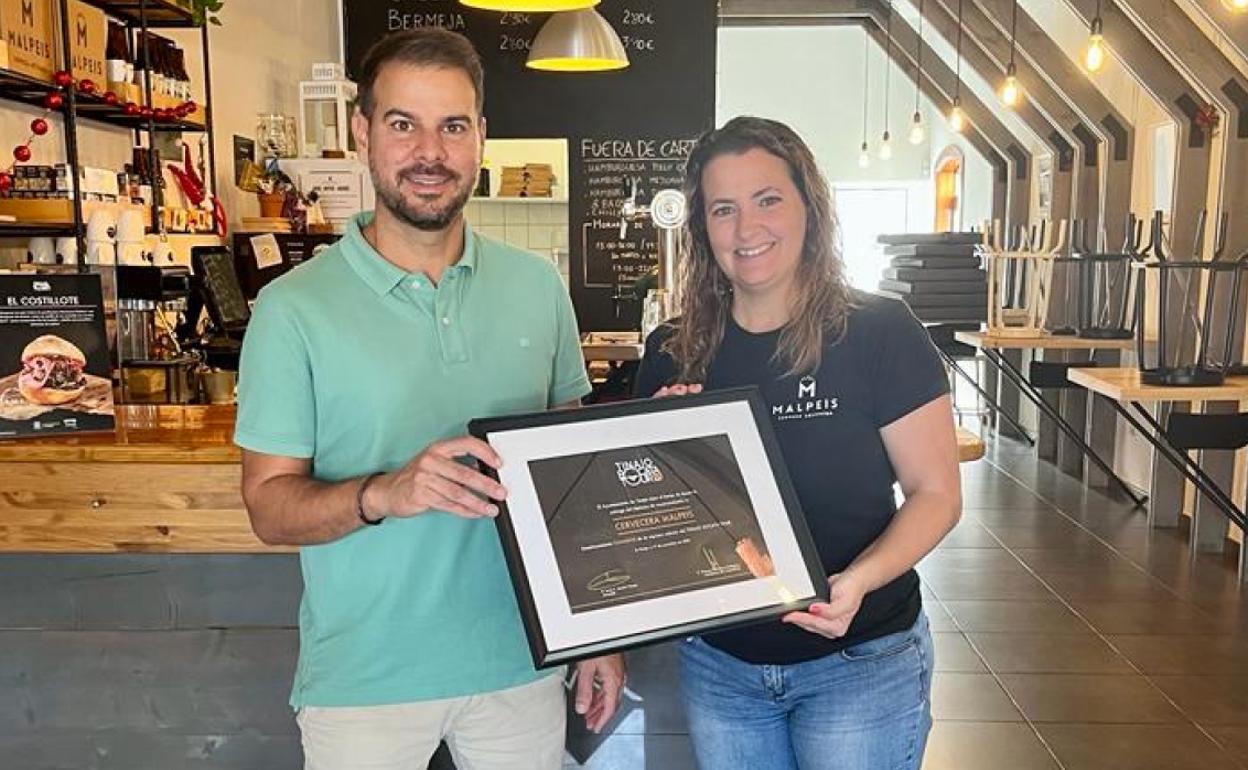 Entrega de galardón. 