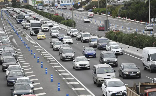 Miles de coches se atascan casi a diario en la GC-1 a la altura de La Mareta. 