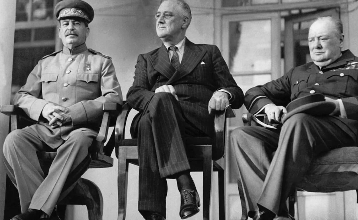 Stalin, Roosevelt y Churchill, en el encuentro que fue clave para el fin de la Segunda Guerra Mundial. 