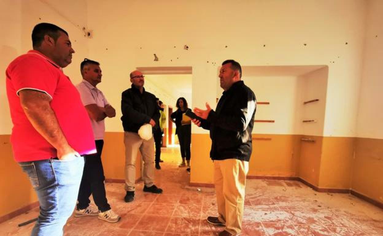 El alcalde Matías Peña, dentro de la vieja escuela de Agua de Bueyes. 