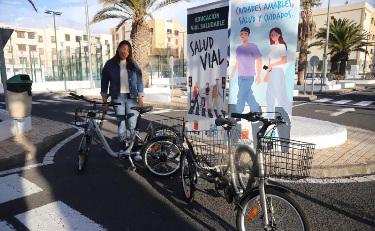 Presentación de material, con la consejera. 