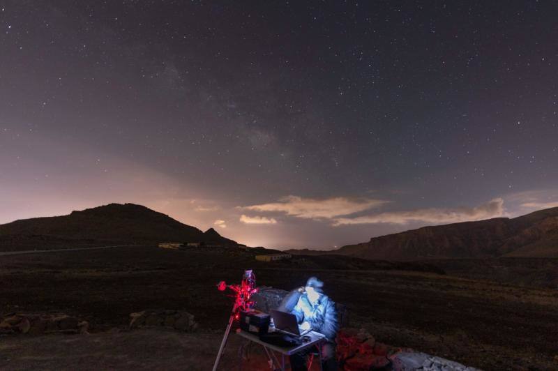 Imagen de archivo de un observador de estrellas bajo el cielo de Santa Lucía de Tirajana. 