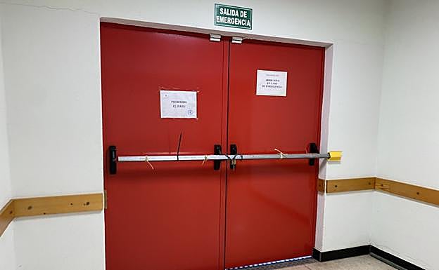 Denuncian el bloqueo de la puerta de emergencias del centro de mayores ...