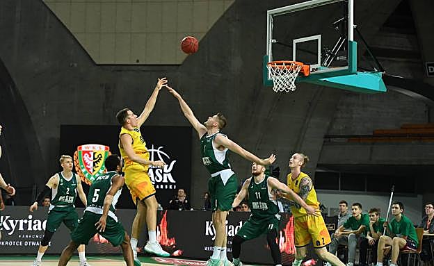 Imagen principal - Imágenes del partido entre el Slask Wroclaw y el Granca Canaria. 