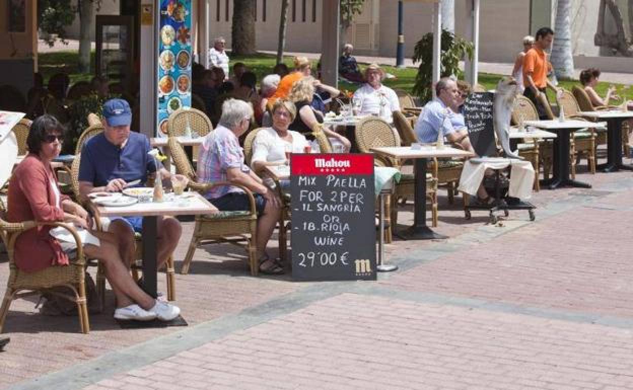 Imagen de turistas en Mogán. 