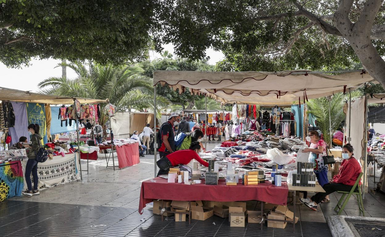 Imagen de archivo del rastro de la capital grancanaria en el parque blanco. 
