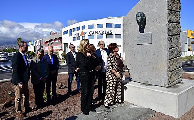 La viuda y las dos hijas del homenajeado contemplan el busto y la leyenda de la placa tras su descubrimiento. 