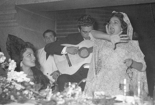 La Faraona se casó en 1957 con Antonio González El Pescaílla, un talentoso guitarrista gitano al que se le atribuye, junto a Peret, la paternidad de la rumba catalana. La boda en la basílica de El Escorial se celebró a las 6 de la mañana y casi en la clandestinidad: El Pescaílla tenía un hijo con una sobrina de la bailaora Carmen Amaya y Lola temía que pudiera aparecer alguien del clan para impedir el enlace.