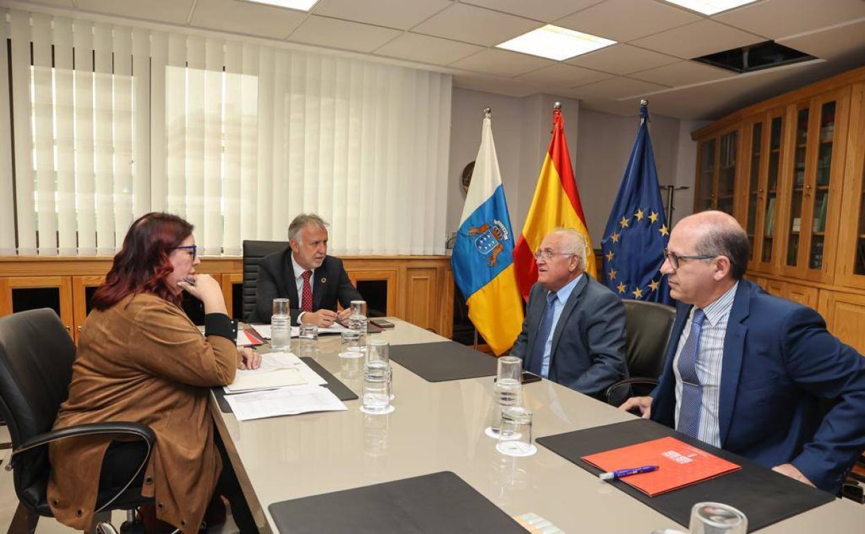 Reunión entre el presidente canario, Ángel Víctor Torres (2i), la consejera de Educación, Manuela Armas y representantes del transporte escolar. 