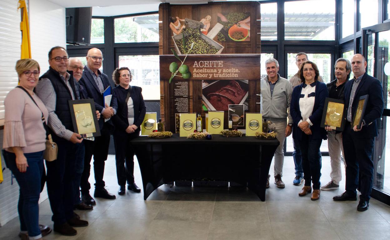 Foto de familia de los ganadores del último concurso insular de aceites de oliva virgen extra. 