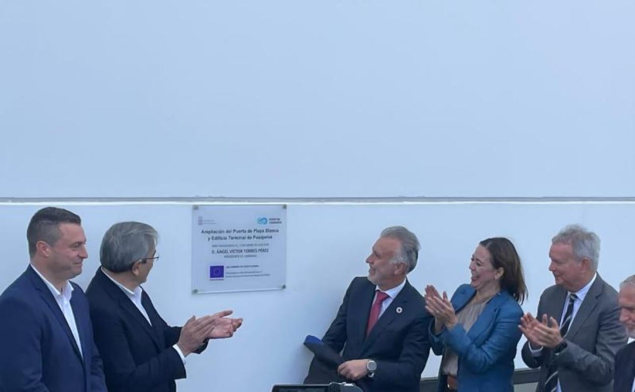 Descubrimiento del placa de estreno de la mejora del muelle de Playa Blanca. 