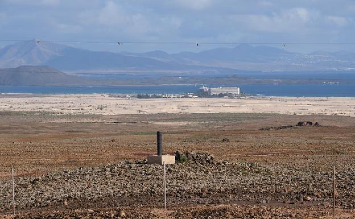 Suelo del proyecto de estudios cinematográficos cerca del Parque Natural de las Dunas de Corralejo, con Lobos y Lanzarote al fondo. 