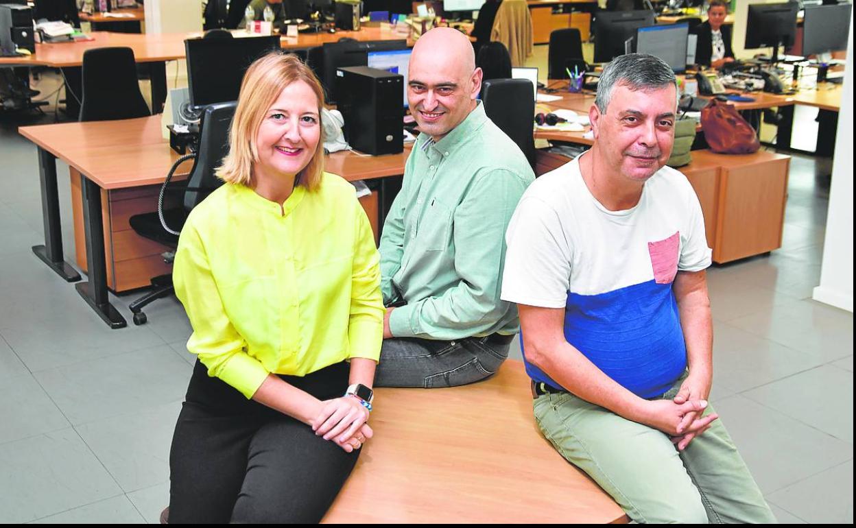 Silvia Fernández, Javier Darriba y Jesús Quesada, en la Redacción de CANARIAS7. 