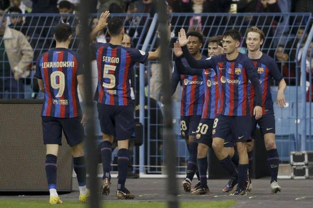 Los jugadores del Barça celebran el gol de Gavi.