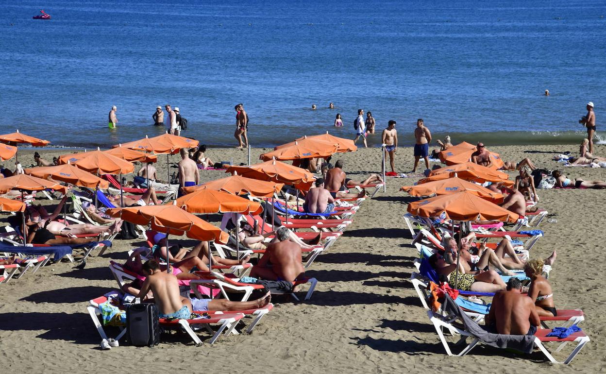 Foto de archivo de hamacas en el sur. 