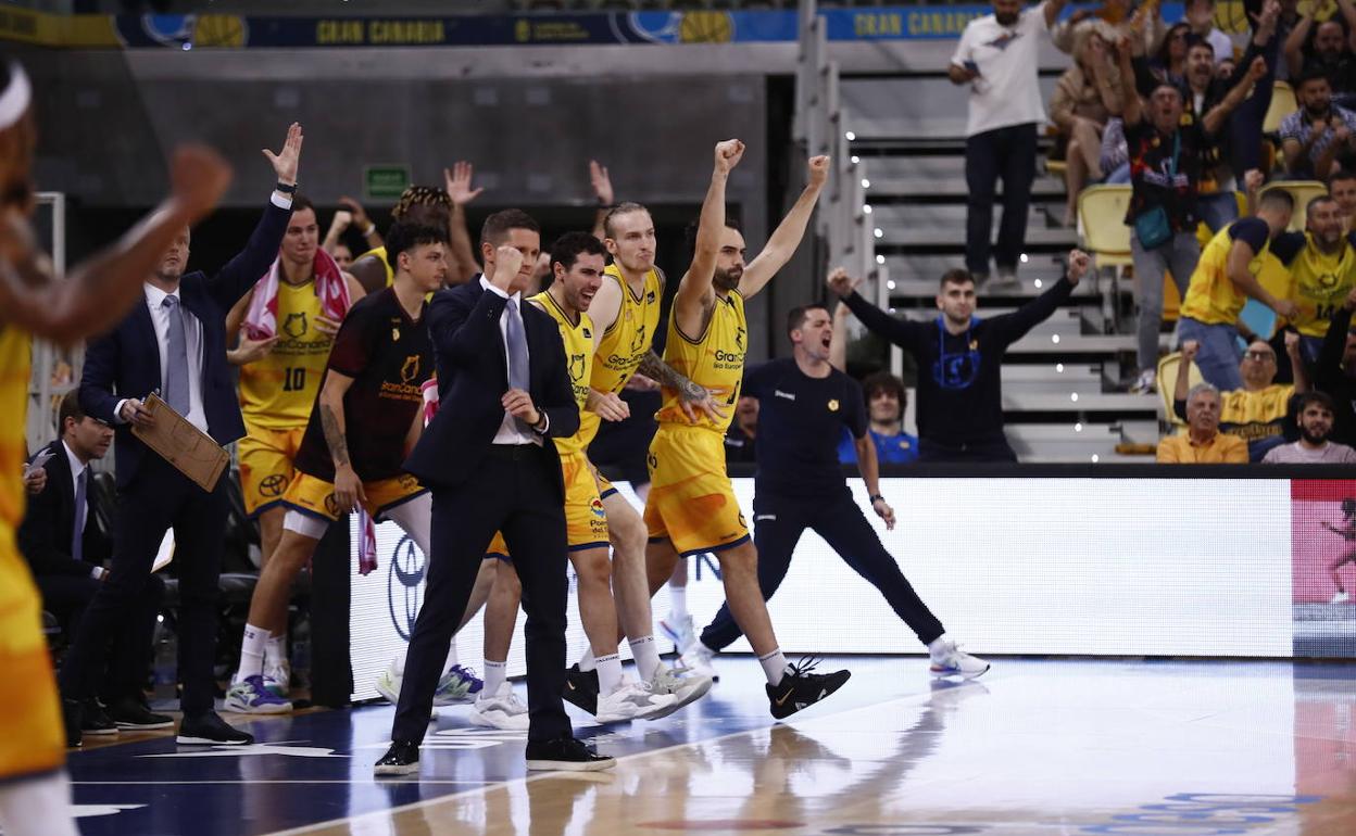 Jaka Lakovic y los jugadores en el banquillo celebran una canasta. 