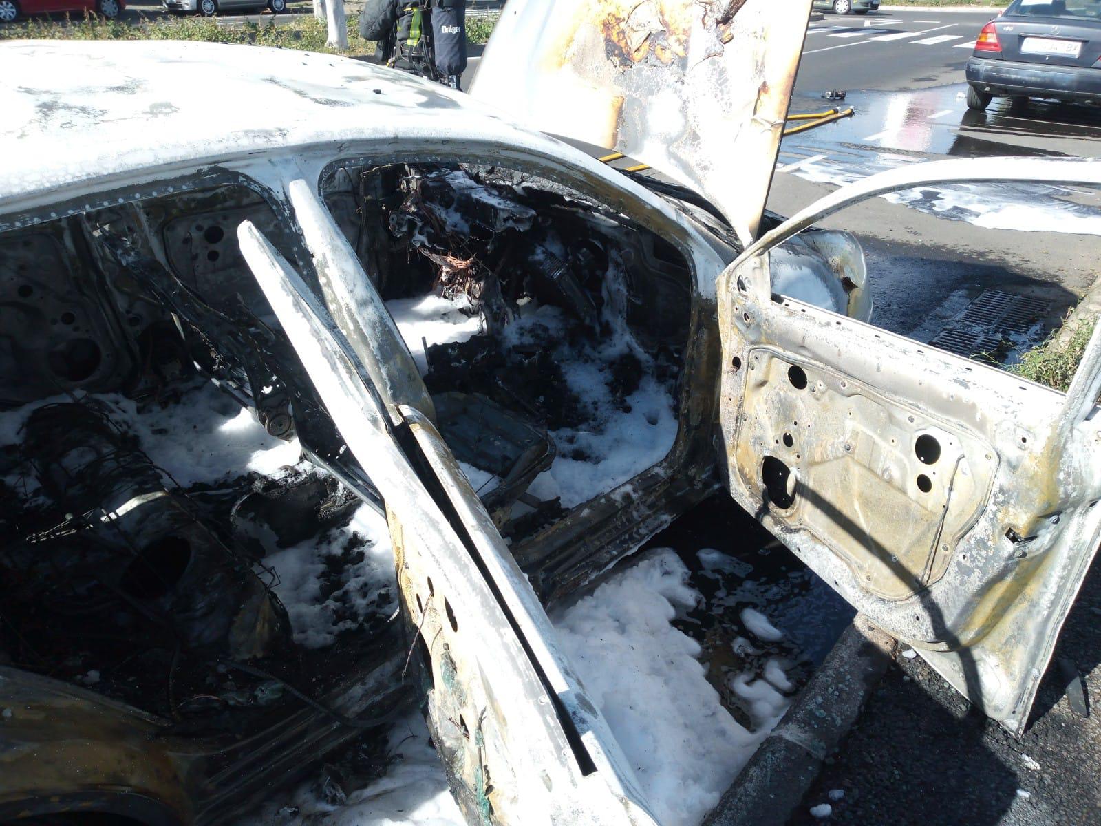 Imagen secundaria 1 - Arde un vehículo en Vecindario