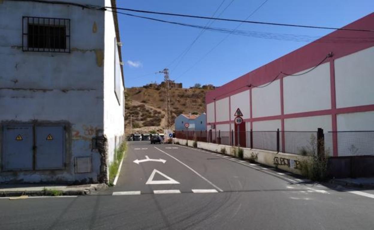 Imagen de la carretera que está ocupando la parcela de titularidad privada en Cruz de la Gallina, en Jinámar. 