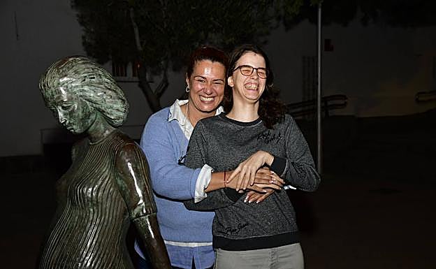 Ruth Santana y su hija Texeida, abrazadas y sonrientes, esperan una solución para la joven. 