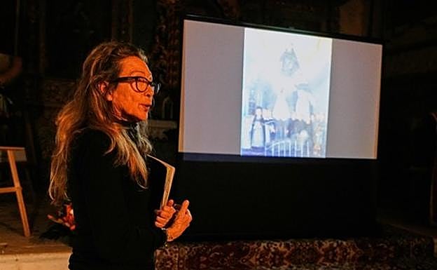 La restauradora Chus Morante explica los detalles de los trabajos. 