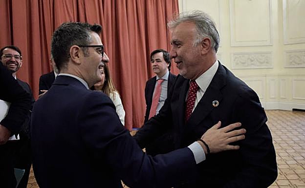 Torres saluda al ministro Bolaños, que se encargó de presentar la intervención del presidente canario. 