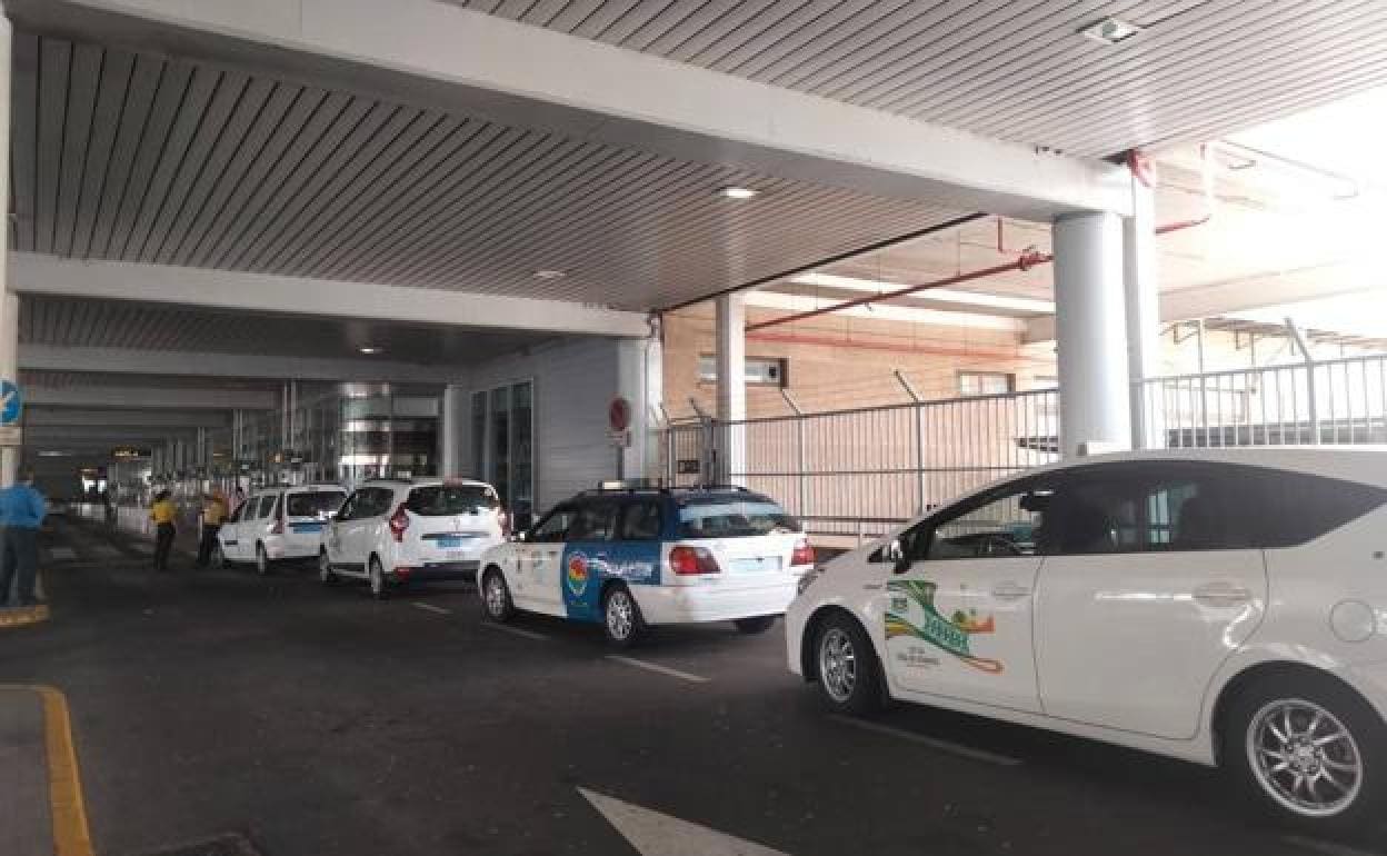 Foto de archivo de la parada de taxis en el aeropuerto, en la que también hay licencias de Ingenio. 