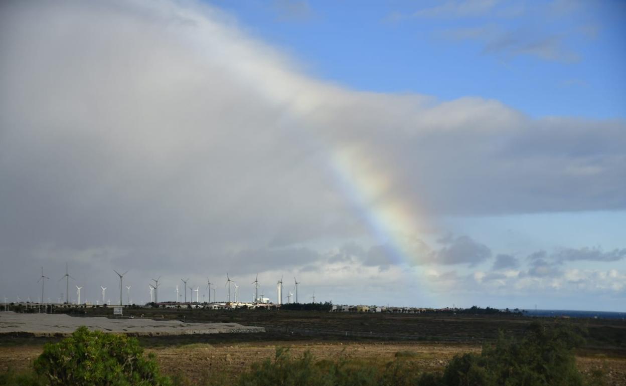 El arcoiris se abre paso entre la calima al sur de Gran Canaria. 