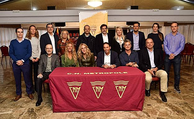 Foto de familia de la nueva junta directiva del histórico club grancanario CN Metropole. 