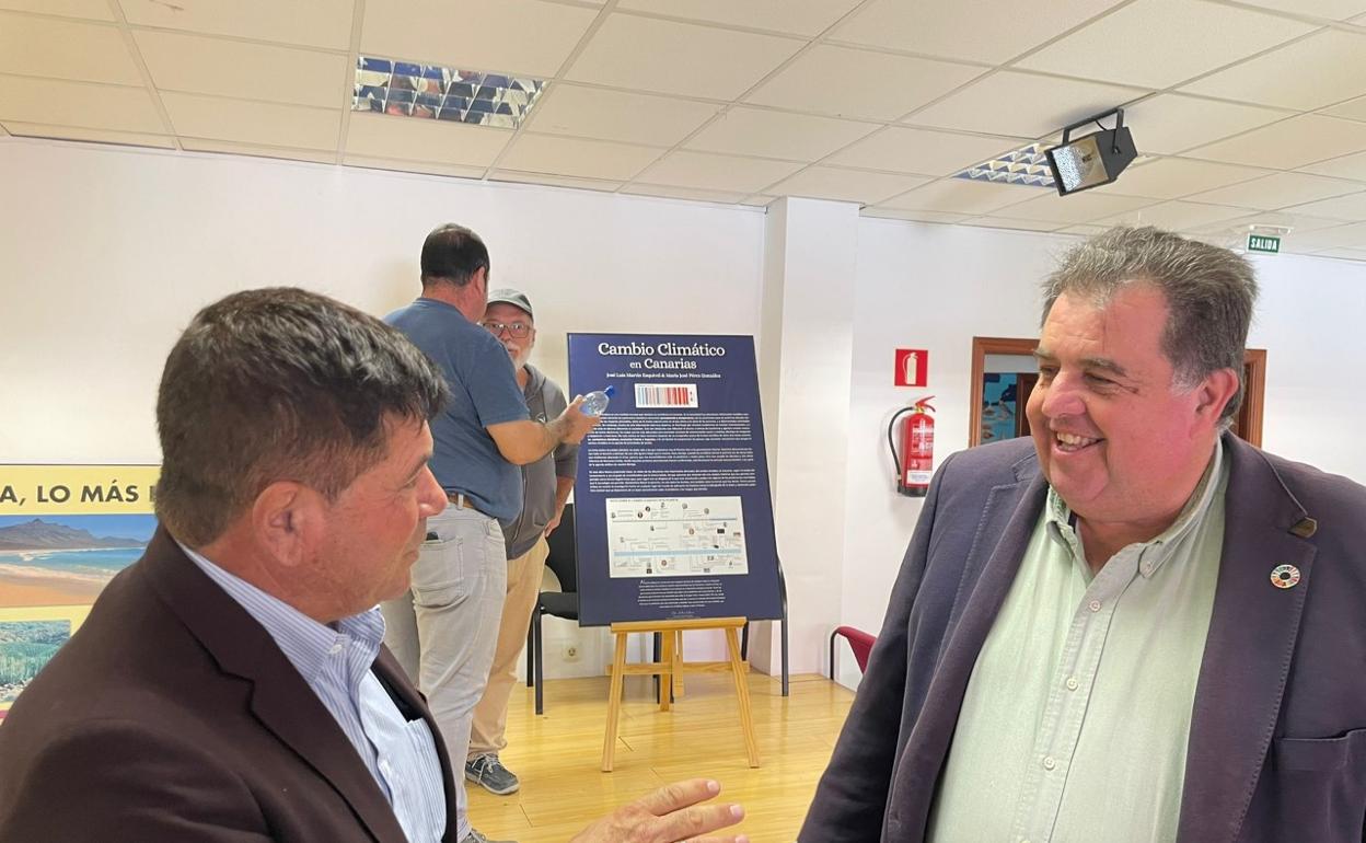El alcalde Pedro Armas y José Domingo Hernández, director general de Lucha contra el Cambio Climático y Medio Ambiente del Gobierno de Canarias, en la muestra sobre el cambio climático. 