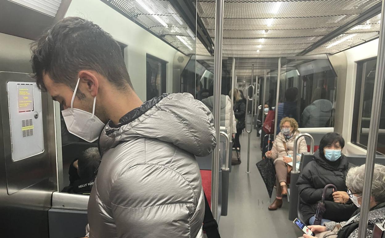Pasajeros con mascarilla en el metro de Bilbao.