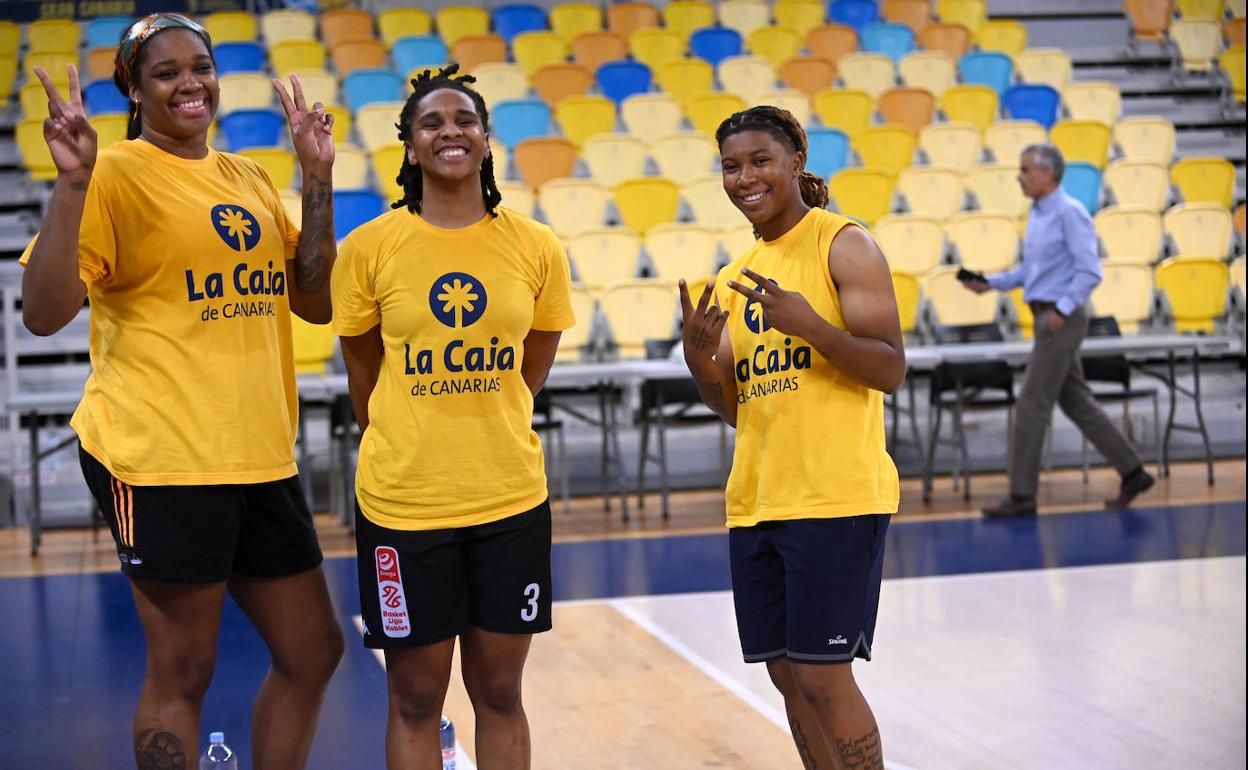 Rachel Hollivay, Tyler Scaife y Valerie Nesbitt, sonrientes, tras un entrenamiento en el Gran Canaria Arena. 