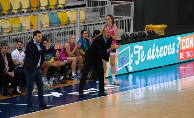 Dúo de técnicos. José Carlos Ramos y Cristóbal Navarro, en acción. Trabajo en equipo. 