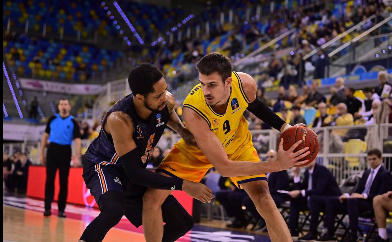 El alero argentino Nicolás Brussino mantiene el balón en el duelo entre el Gran Canaria y el Promitheas. 